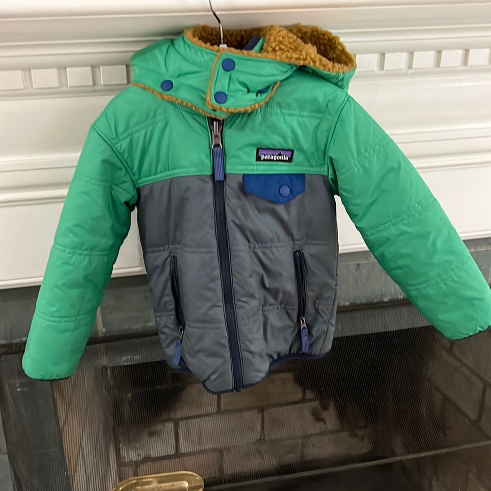 Reversible Tribbles Patagonia green jacket 3T excellent used condition.